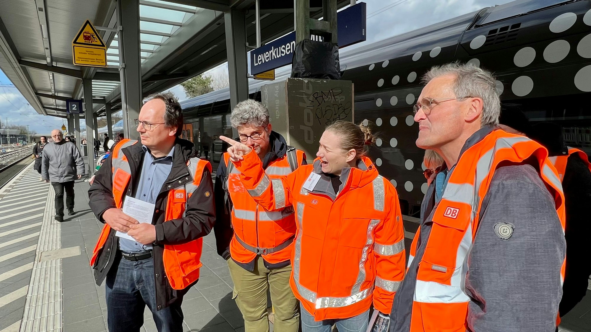 Baustellenführung im Bahnhof Leverkusen Mitte, Anke Reichartz erläutert Interessierten die Arbeiten