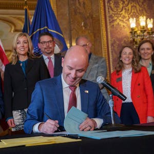 Der Gouverneur des Bundesstaates Utah, Spencer Cox, unterzeichnet ein Gesetz, das Minderjährigen den Zugang zu sozialen Medien einschränkt.