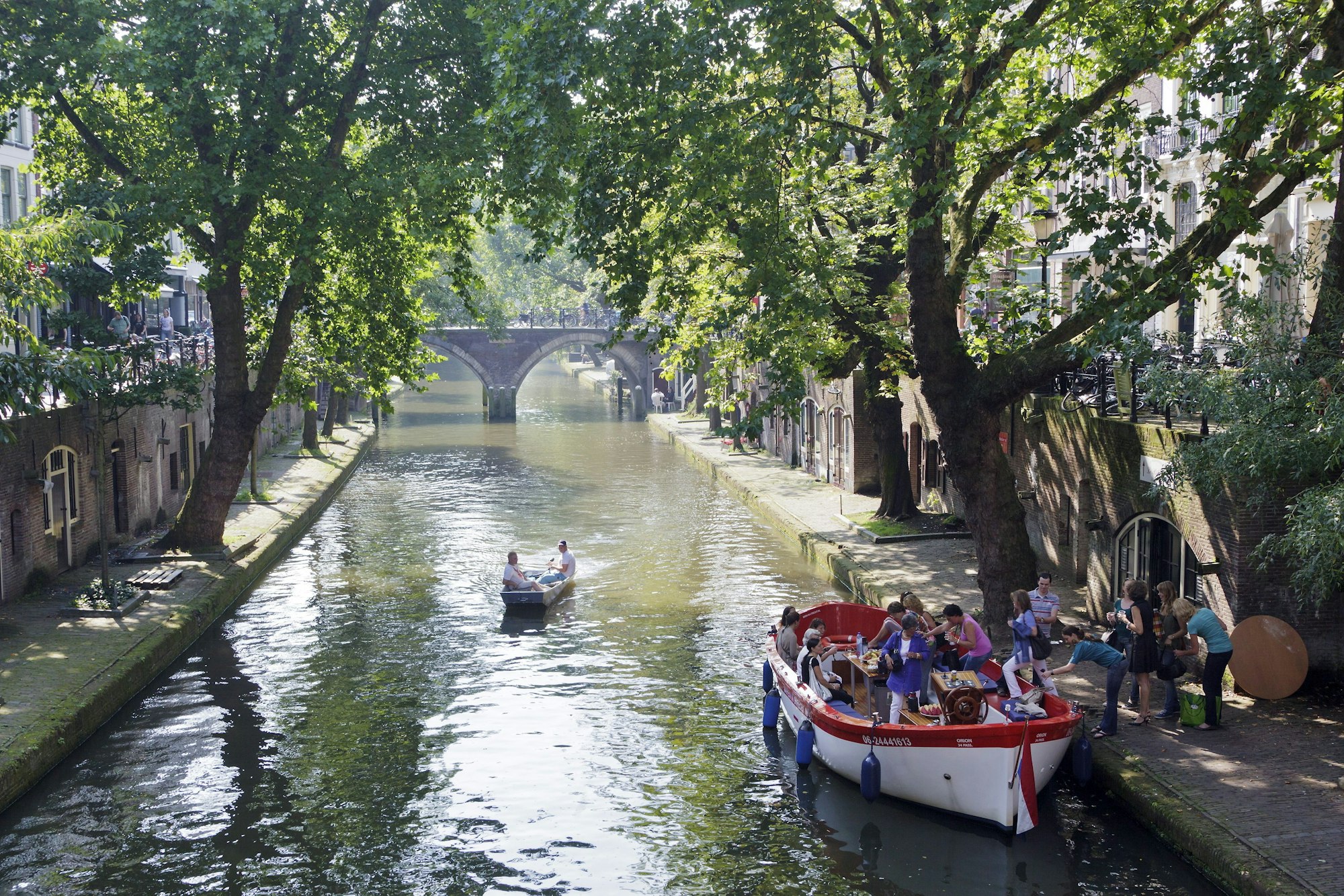 Utrecht hat zwar nicht so viele Kanäle wie Amsterdam, doch die Oudegracht zieht sich einmal durch das Zentrum.