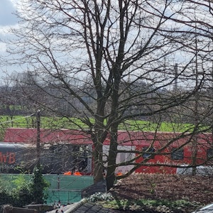 Ein Güterzug mit Müll ist in Rath-Heumar entgleist. Das Foto zeigt die beiden entgleisten Waggons.