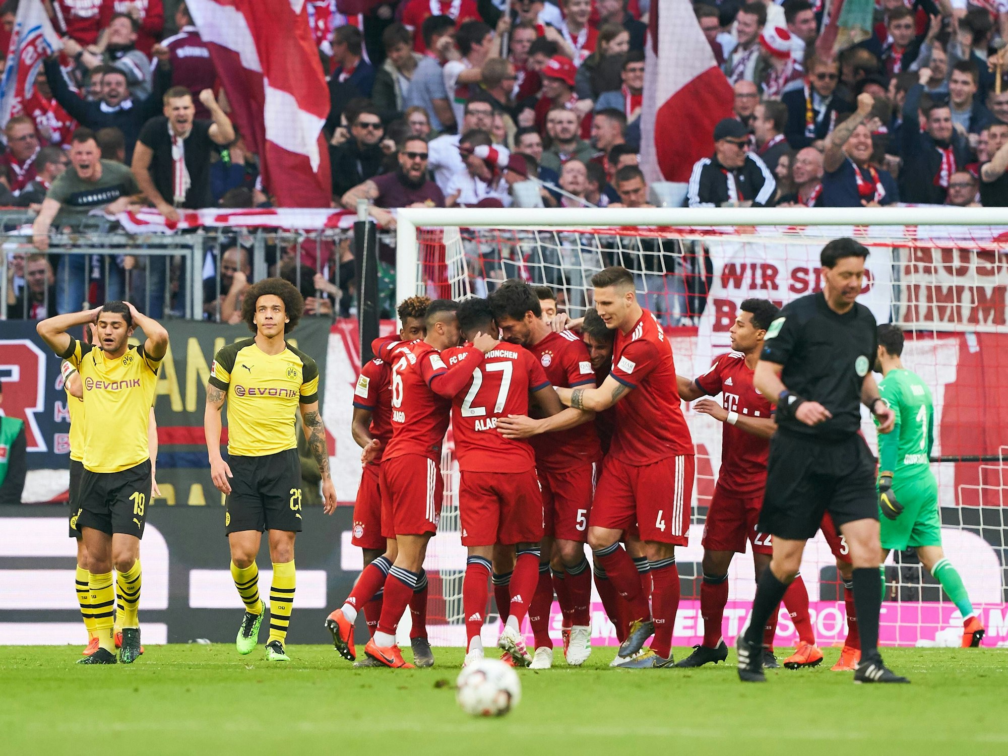 Der FC Bayern bejubelt einen Treffer gegen Borussia Dortmund.