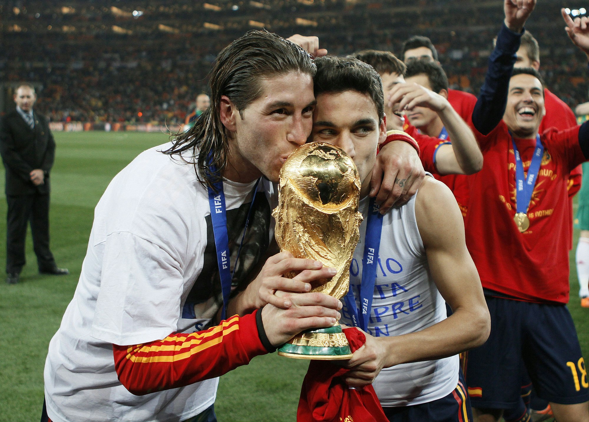 Sergio Ramos und Jesus Navas küssen den WM-Pokal.