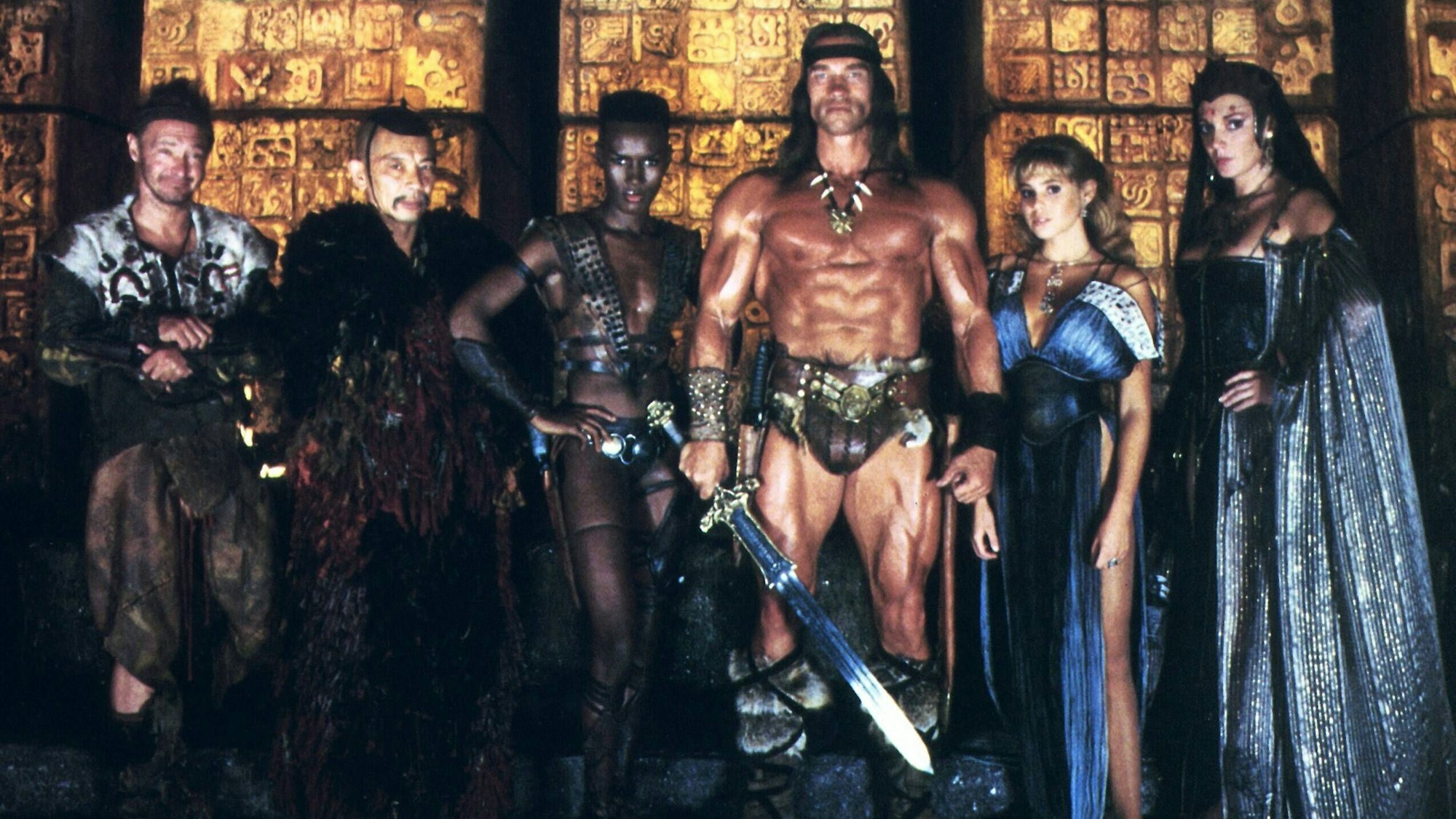 Tracey Walter, Mako, Grace Jones, Arnold Schwarzenegger, Olivia d'Abo und Sarah Douglas in „Conan - Der Zerstörer“.
