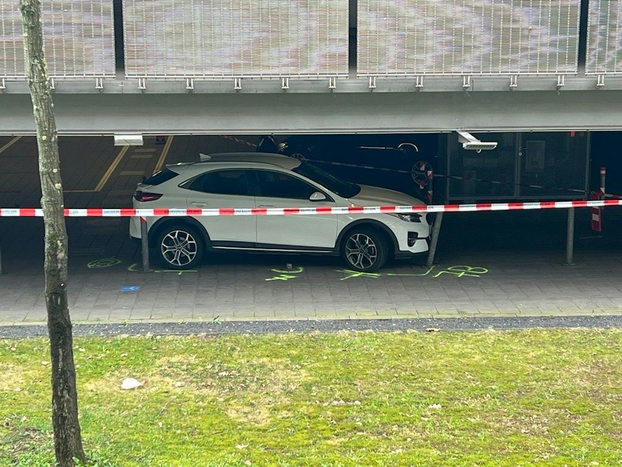 Ein Mann hat am Freitagmittag mehrere Autos in einem Parkhaus am Fughafen Köln/Bonn angefahren. Auch Fußgänger sind verletzt worden.