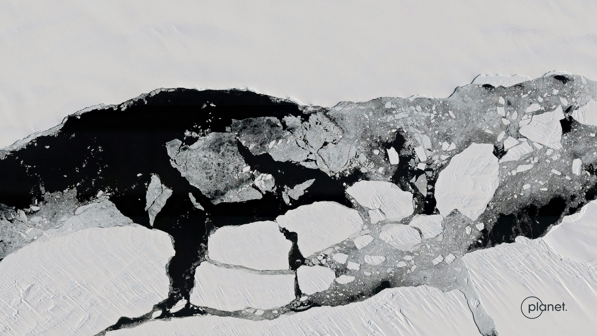 Das Foto aus dem Jahr 2023 zeigt eine Satellitenaufnahme mit Eismassen in der Antarktis, die sich gelöst haben und im Wasser treiben.