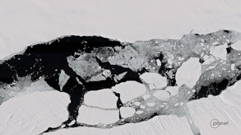 Das Foto aus dem Jahr 2023 zeigt eine Satellitenaufnahme mit Eismassen in der Antarktis, die sich gelöst haben und im Wasser treiben.
