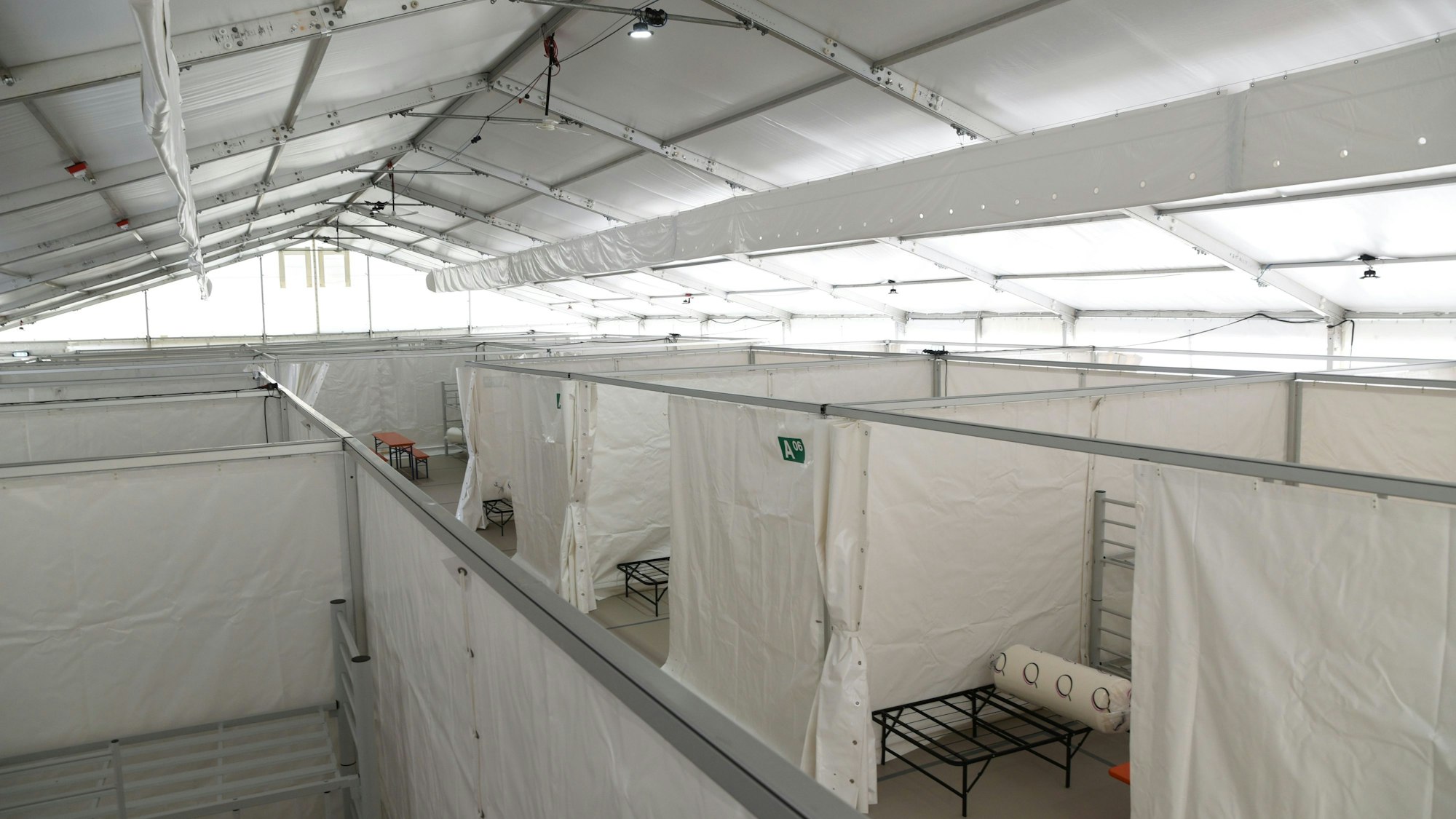 Das Bild zeigt ein großes Zelt zur Unterbringung von Flüchtlingen.