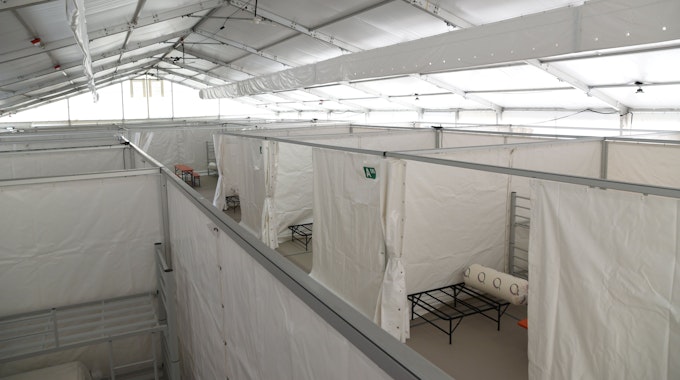 Das Bild zeigt ein großes Zelt zur Unterbringung von Flüchtlingen.&nbsp;