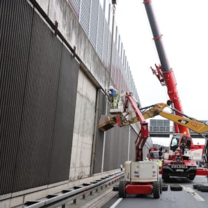 Kriminalbeamte und Mitarbeiter von Straßen NRW untersuchten die Betonplatten an der Lärmschutzwand der A3.