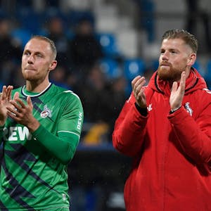 Timo Horn unterstützt seinen Kollegen Marvin Schwäbe (l.), der seit Horns Verletzung im November 2021 das Kölner Tor hütet.