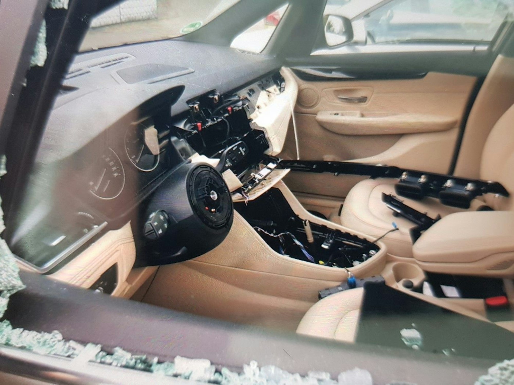 Blick in einen BMW - Navi, Klimaanlage und Lenkrad wurden gestohlen.