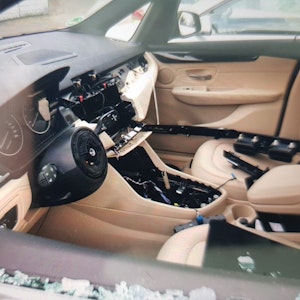 Blick in einen BMW - Navi, Klimaanlage und Lenkrad wurden gestohlen.