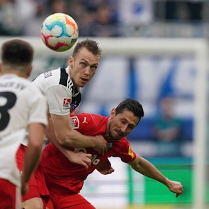 Hamburgs Sebastian Schonlau und Kiels Steven Skrzybski kämpfen um den Ball.