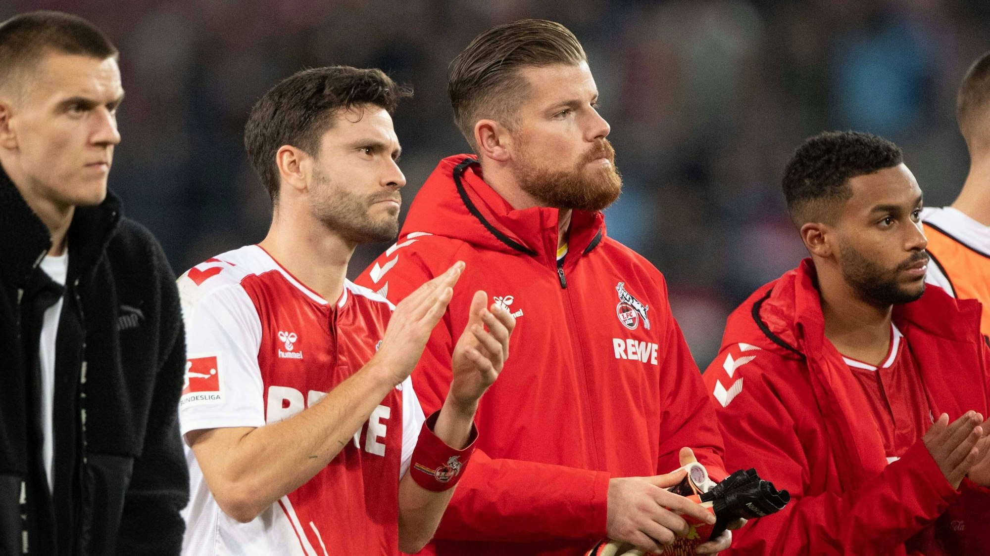 Jonas Hector und Timo Horn bedanken sich klatschend bei den Fans des 1. FC Köln.