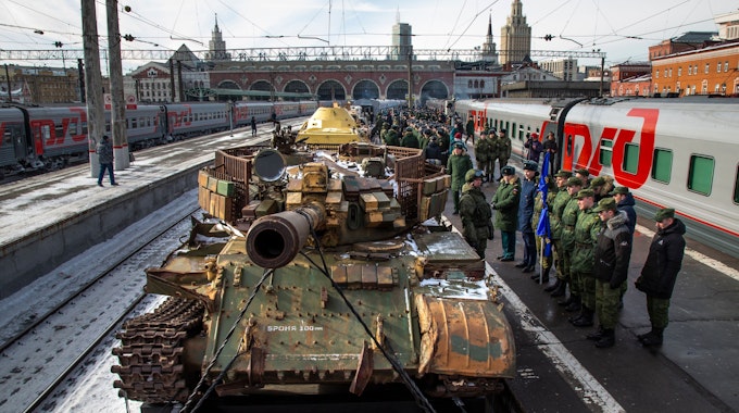 Moskau, 2019: Ein russischer Panzer T-55 steht auf einem Zug. Die alten Modelle könnten nun für den Einsatz in der Ukraine wieder gebraucht werden. (Archivbild)
