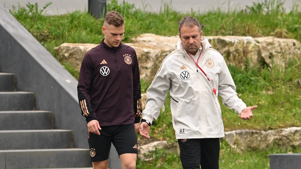 Joshua Kimmich (l) und Bundestrainer Hansi Flick kommen zum Training der deutschen Nationalmannschaft auf den Trainingsplatz des DFB-Campus.