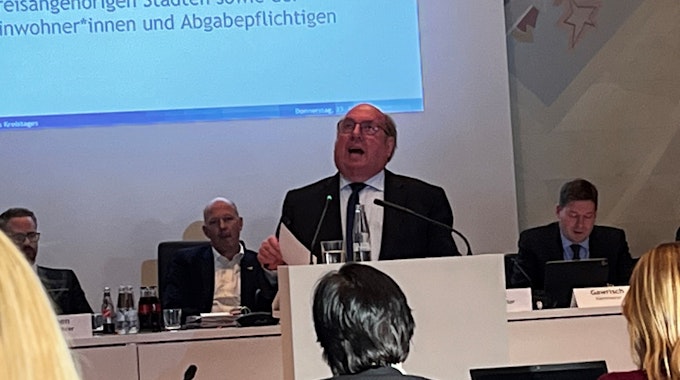 Das Foto zeigt die Sitzung des Kreistags in Bergheim. Am Rednerpult steht Willi Zylajew von der CDU.