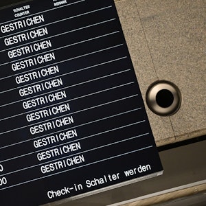 Auf einer Anzeigetafel auf dem Flughafen Stuttgart werden gestrichene Flüge angezeigt. Aufgrund eines Verdi Streiks sind Flüge gestrichen.