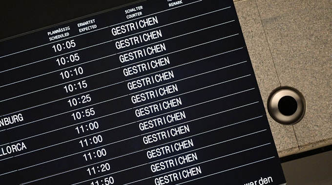 Auf einer Anzeigetafel auf dem Flughafen Stuttgart werden gestrichene Flüge angezeigt. Aufgrund eines Verdi Streiks sind Flüge gestrichen.