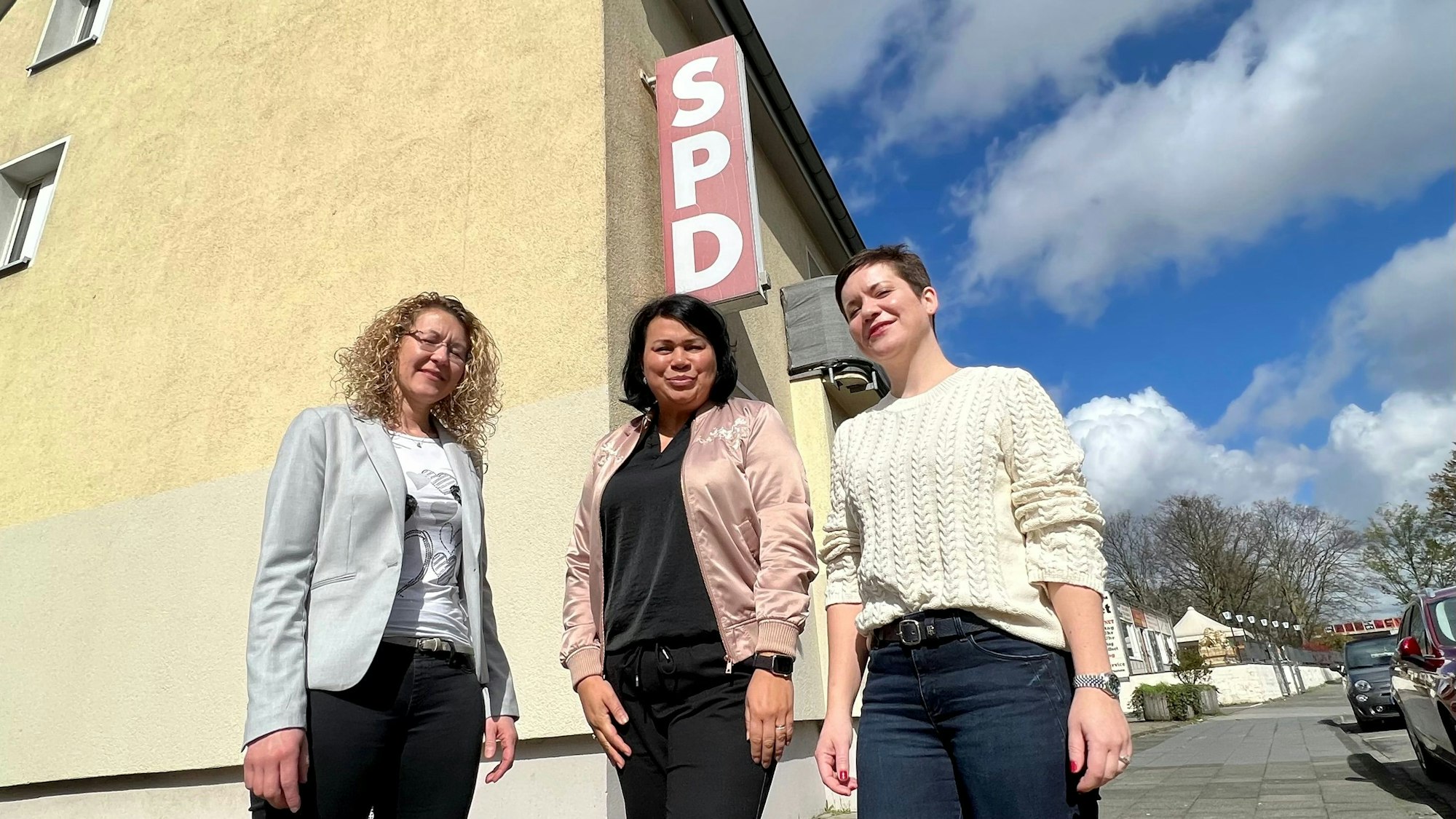 Vorstand der Leverkusener SPD-Ratsfraktion mit (v.l.) Melanie Went, Milanie Kreutz und Lena-Marie Pütz vor dem Parteibüro in Wiesdorf