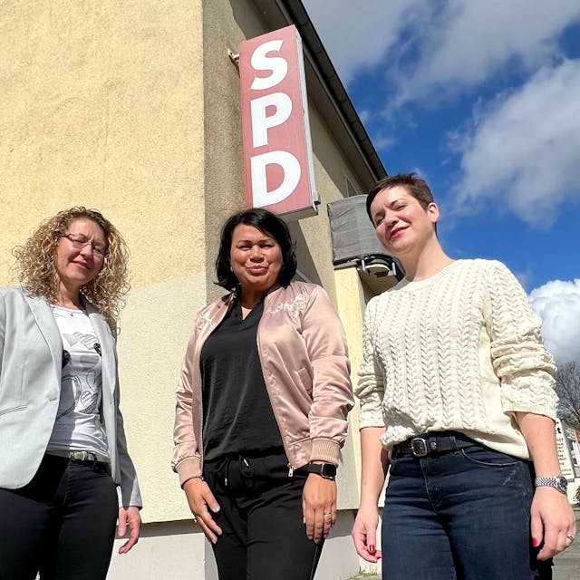 Vorstand der Leverkusener SPD-Ratsfraktion mit (v.l.) Melanie Went, Milanie Kreutz und Lena-Marie Pütz vor dem Parteibüro in Wiesdorf