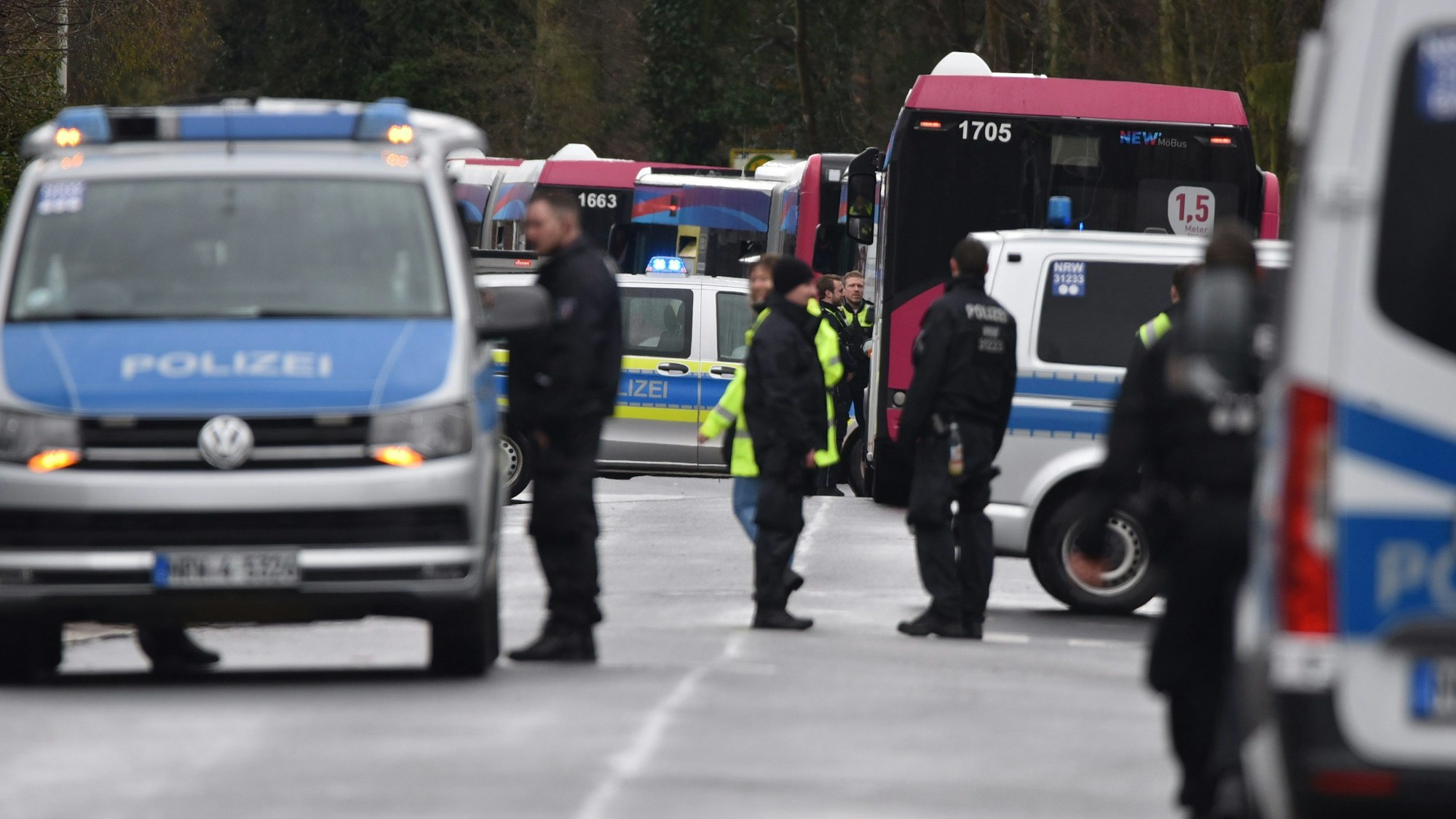 Einsatz in Mönchengladbach: Polizistinnen und Polizisten stehen nach einer Bombendrohung an einem Schulkomplex. Weil es eine neue Bombendrohung gab, bleiben die Schulen auch am Freitag und Samstag dicht.