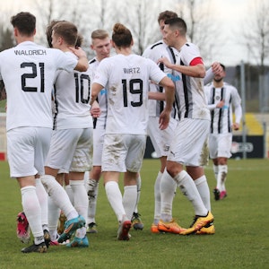 Die Spieler des 1. FC Kaan-Marienborn stehen bei einem Spiel in der Regionalliga West zusammen.