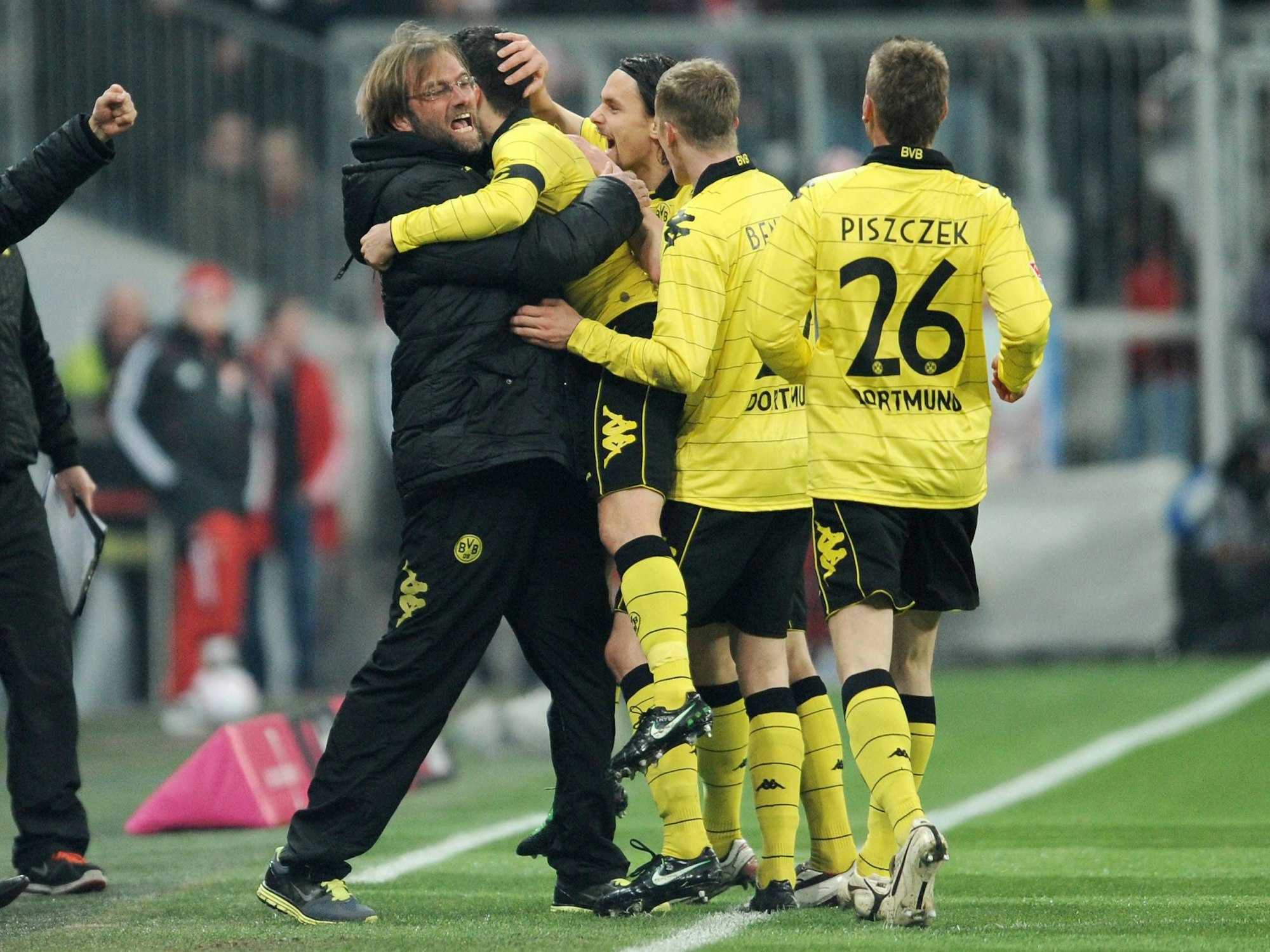 Jürgen Klopp (BVB Borussia Dortmund), li., jubelt nach einen Treffer mit seinen Spielern (v.li.) Nuri Sahin, Neven Subotic, Sven Bender und Lukasz Piszczek.