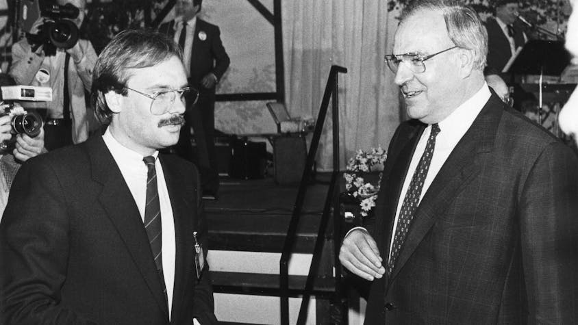 Bernhard Conin und Helmut Kohl unterhalten sich.