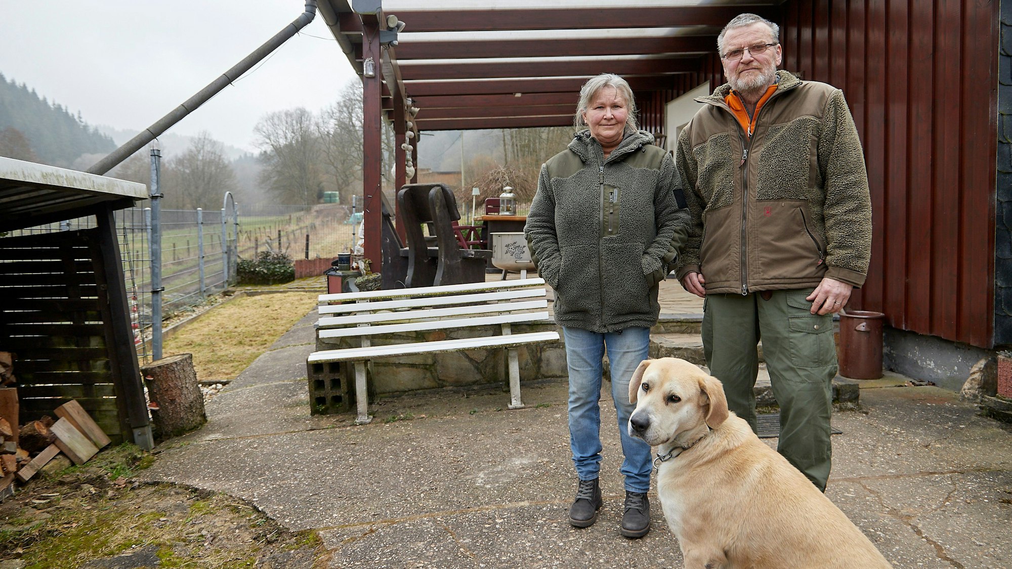 Birgit und Peter Wessing leben mit ihrem Hund in Unterpreth.
