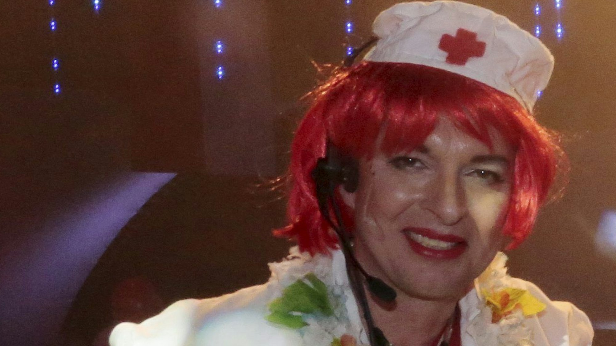Boris Becker, der Vorsitzende des Karnevalsvereins Lost Sisters ist als Krankenschwester verkleidet und trägt eine rote Pagenkopf-Perücke.