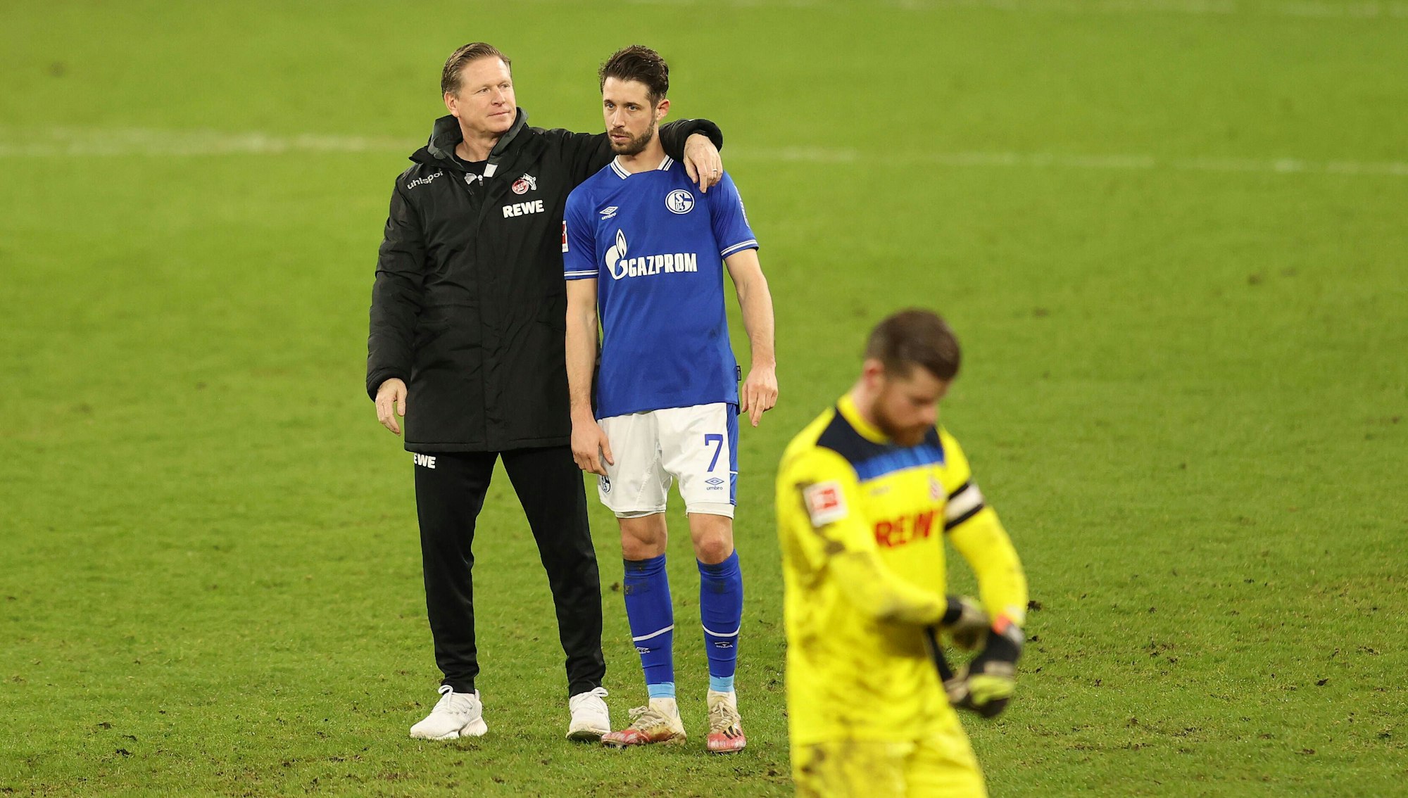 Der Kölner Trainer Markus Gisdol legt seinen Arm um Schalke-Spieler Mark Uth.