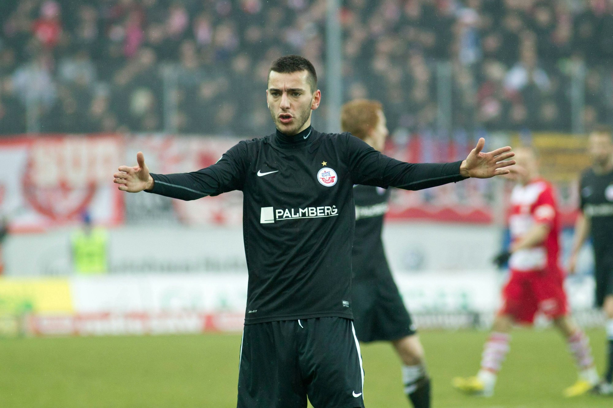 Sargis Adamyan beschwert sich in einem Spiel von Hansa Rostock.