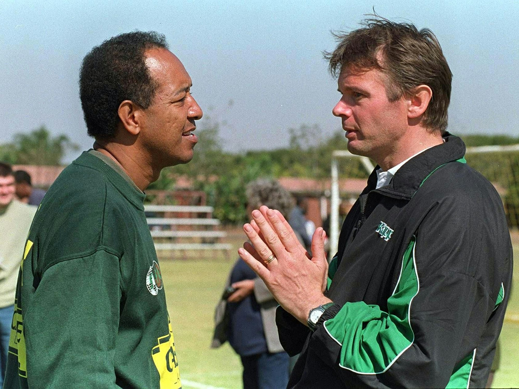 Angel Augusto Palacios spricht mit dem damaligen Nationaltrainer Südafrikas, Philippe Troussier.