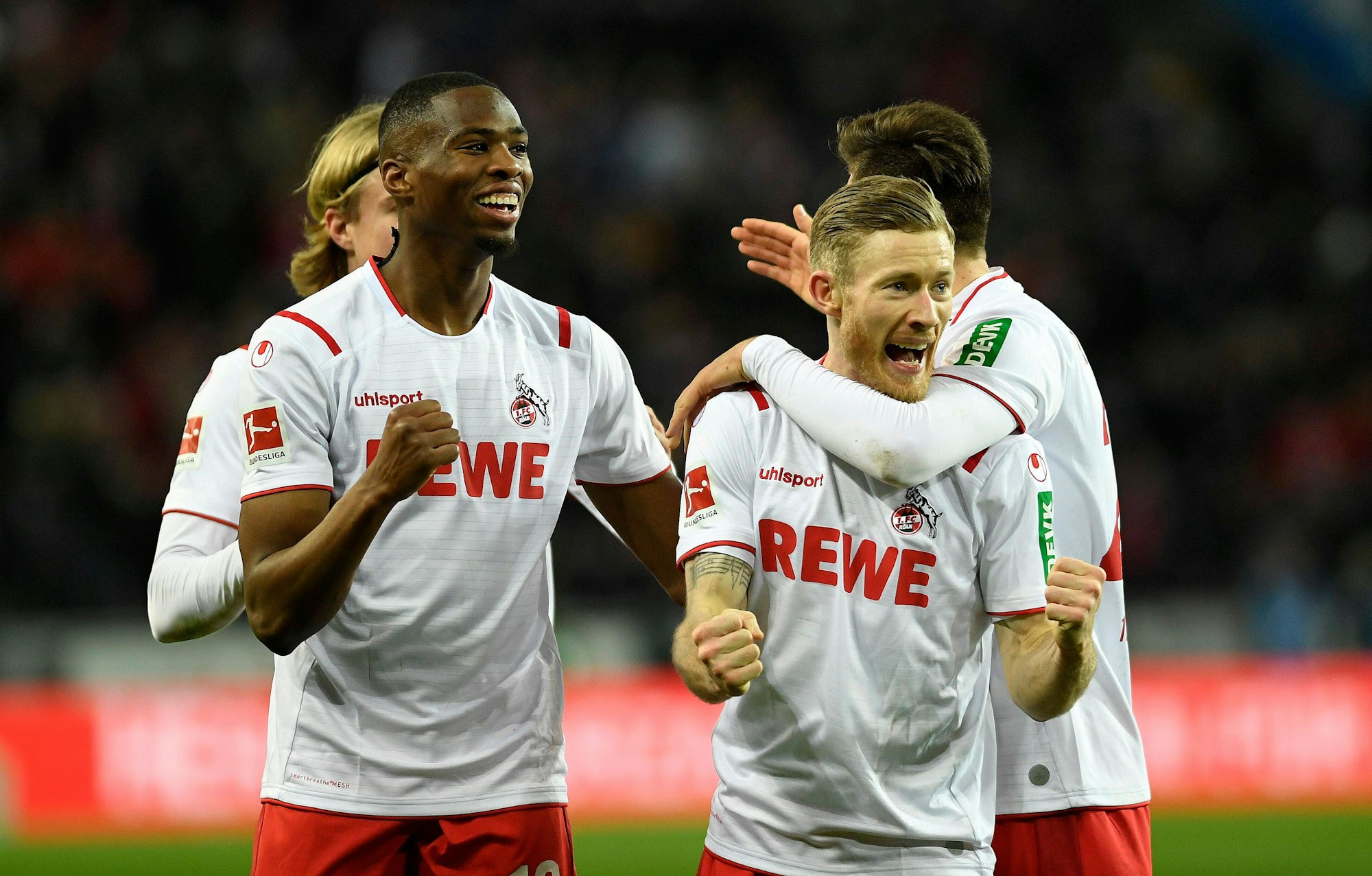 Florian Kainz bejubelt mit seinen Teamkollegen vom 1. FC Köln ein Tor.