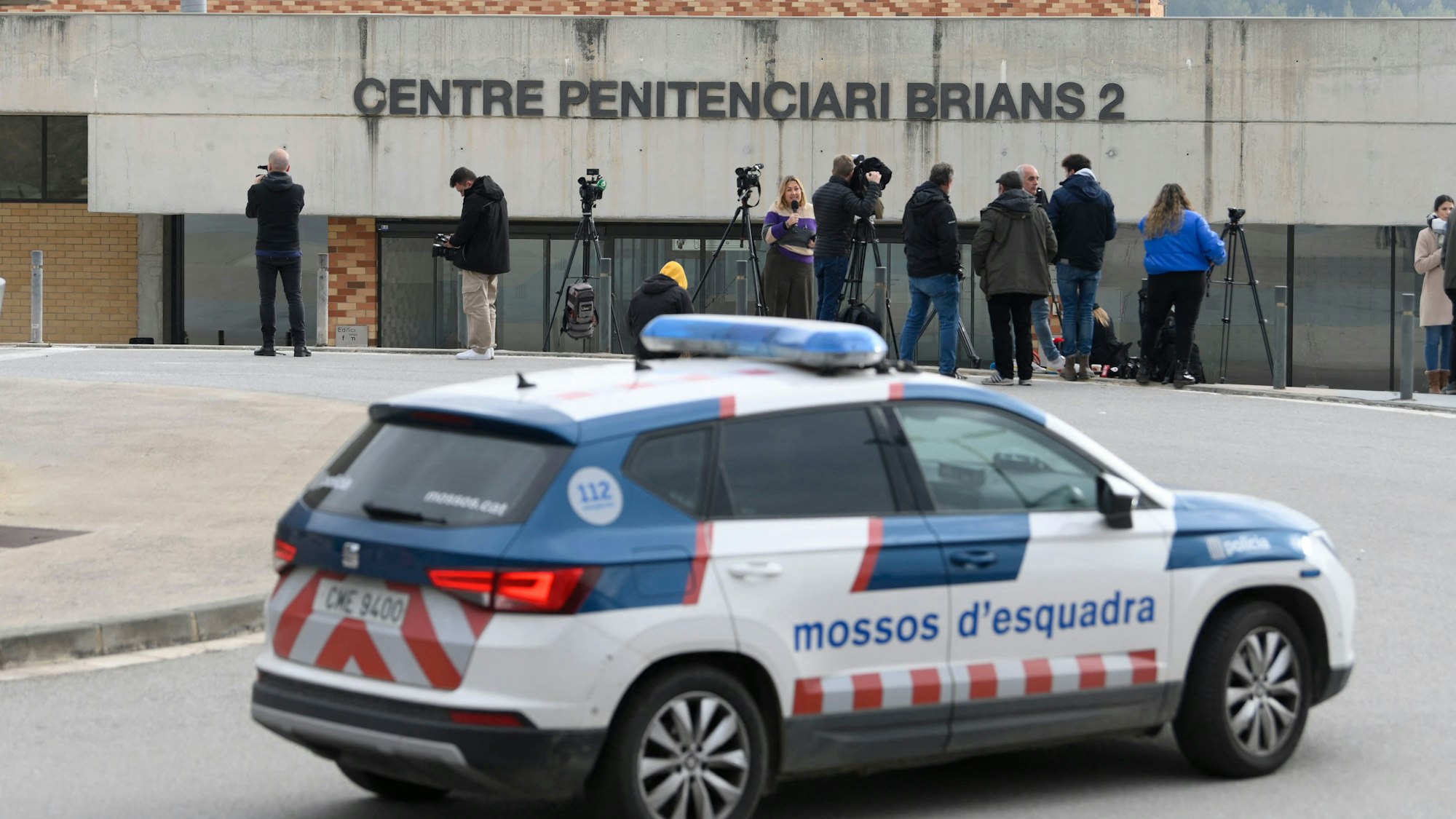 Ein Polizeiwagen fährt am Gefängnis Brians 2 in Barcelona vorbei, in dem Fußball-Star Dani Alves in Untersuchungshaft sitzt.