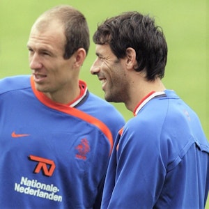 Arjen Robben (l.) und Ruud van Nistelrooy stehen im Training der niederländischen Nationalmannschaft nebeneinander und sprechen.