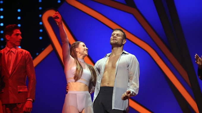 Mimi Kraus und Mariia Maksina während der Entscheidung in „Let's Dance“-Show 5 am 24. März 2023.