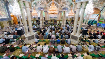 Schiiten nehmen während des heiligen Monats Ramadan an Gebeten im Schrein von Imam Ali in Nadschaf, Irak, teil.