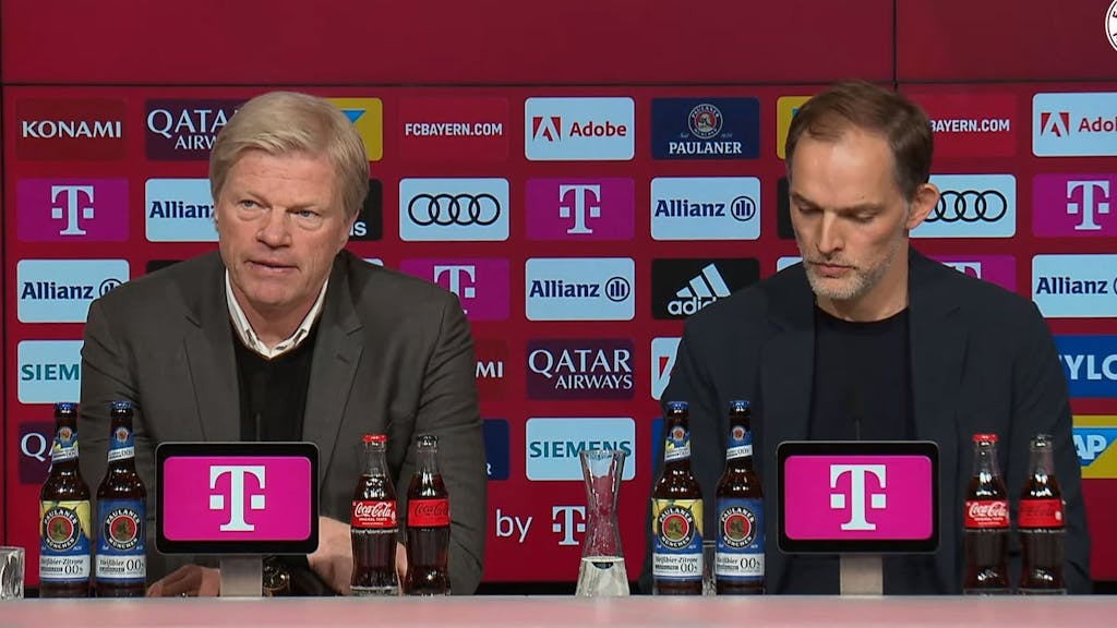 Oliver Kahn und Thomas Tuchel sitzen auf der Antritts-Pressekonferenz des neuen Trainers beim FC Bayern München.