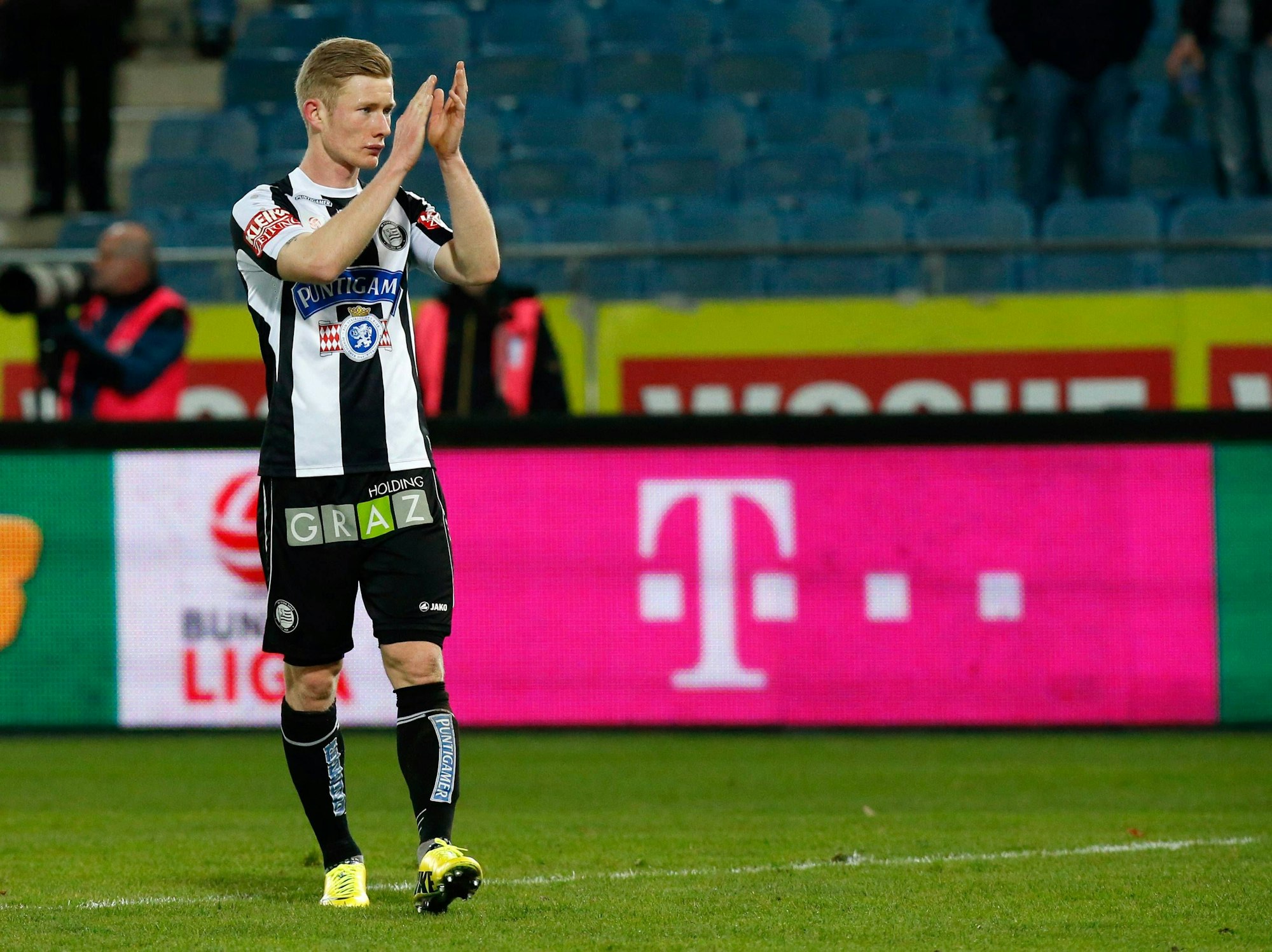 Florian Kainz applaudiert den Fans von Strum Graz.