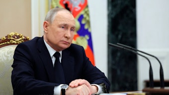 Auf diesem Sputnik, Kremlin Pool Photo, das von AP zur Verfügung gestellt worden ist, hört der russische Präsident Wladimir Putin dem russischen Verkehrsminister Witali Saweljew während ihres Treffens in Moskau, Russland zu.