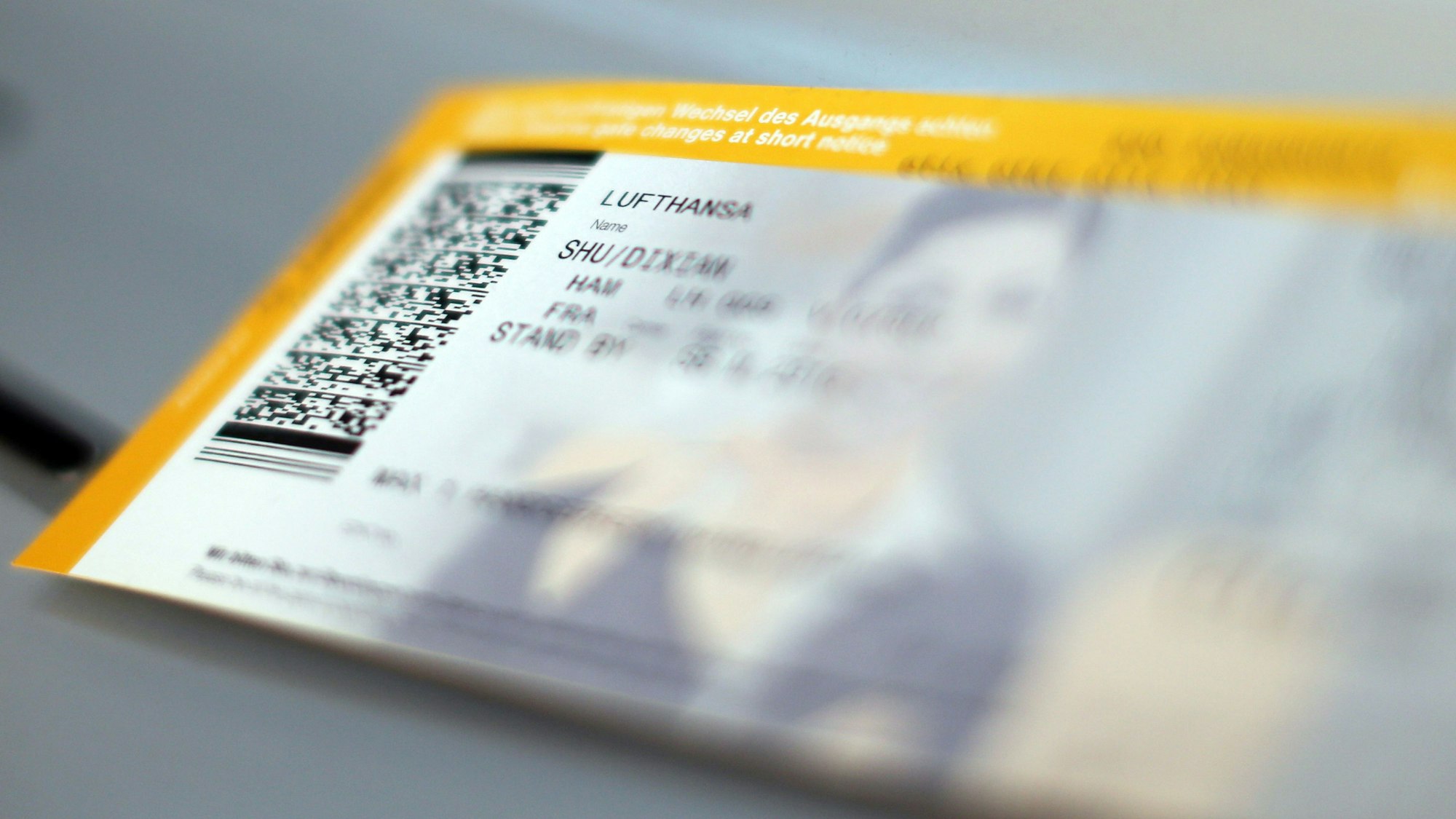 Auf dem Bild ist ein Ticket der Fluggesellschaft Lufthansa abgebildet.