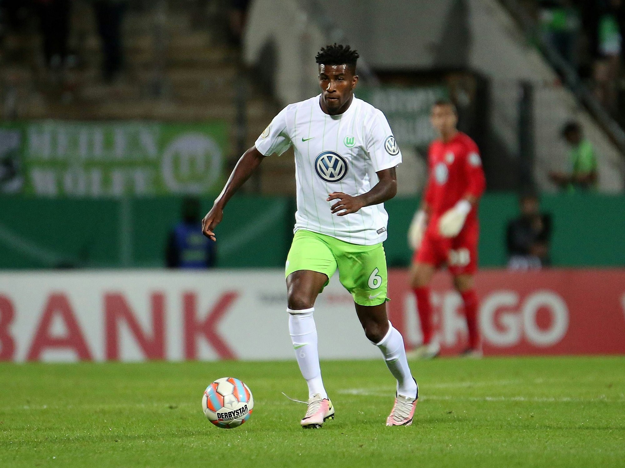 Carlos Ascues für den VfL Wolfsburg am Ball.