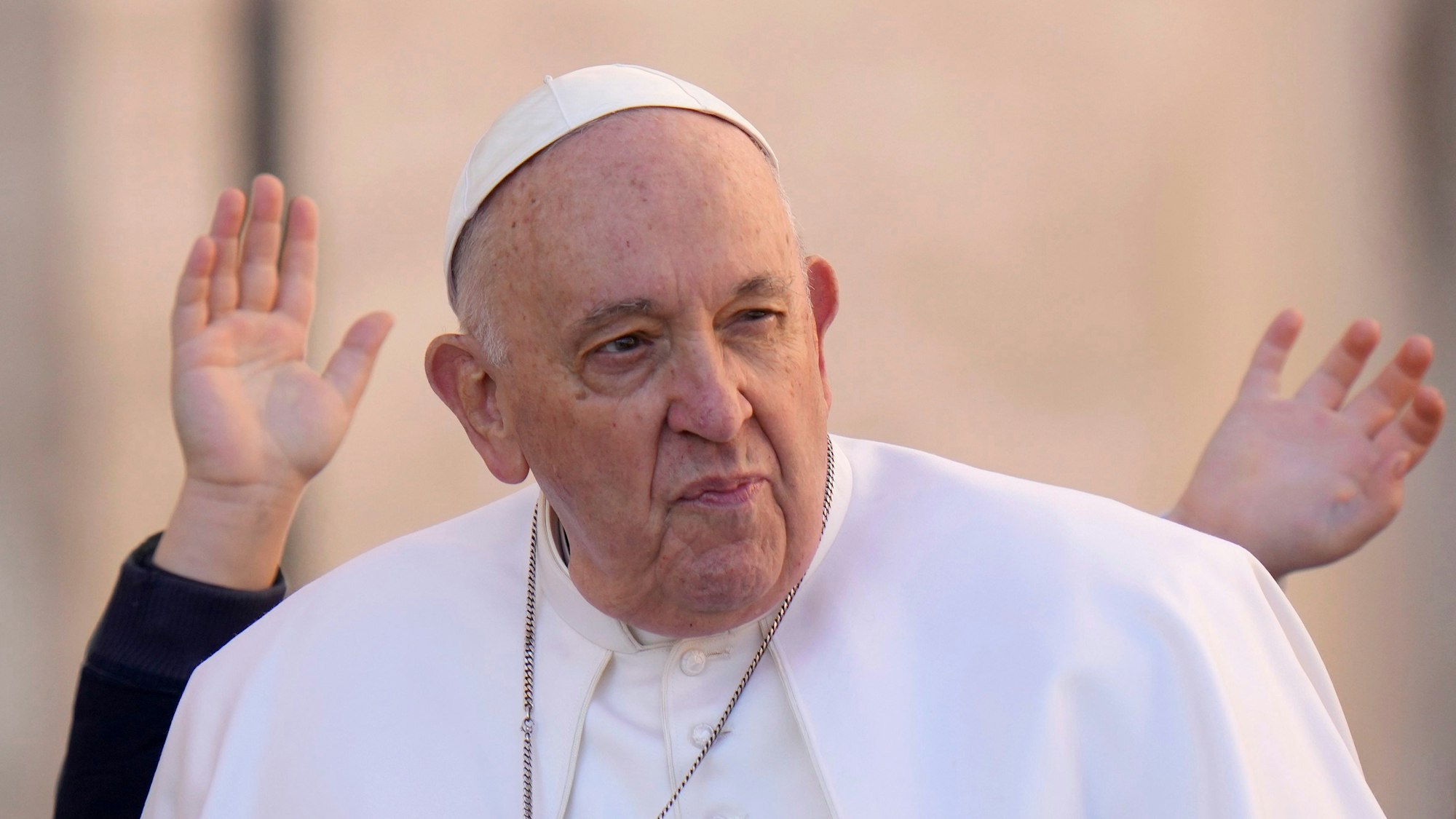 Papst Franziskus erscheint zu seiner wöchentlichen Generalaudienz auf dem Petersplatz in Rom.
