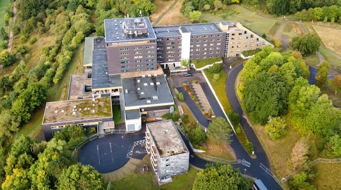 Das Bild zeigt die ehemalige Eifelhöhen-Klinik in Marmagen.