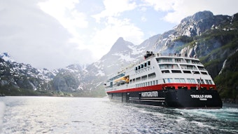 Das Hurtigruten-Postschiff MS Trollfjord fährt die Nordkap-Linie.