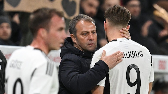 Bundestrainer Hansi Flick herzt seinen Hoffnungsträger Niclas Füllkrug, der die deutsche Fußball-Nationalmannschaft am Samstag in Mainz mit zwei Toren zum 2:0 über Peru schoss.