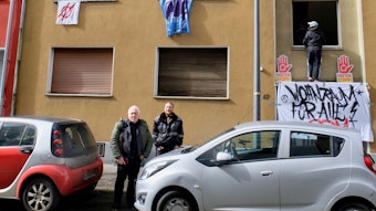 Mitglieder der Sozialistischen Selbsthilfe Mülheim und die Initiative „Recht auf Stadt“ haben das Haus in Köln-Lindenthal besetzt.