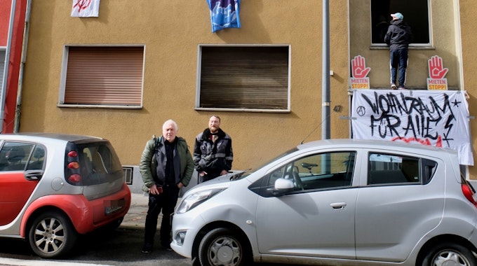 Mitglieder der Sozialistischen Selbsthilfe Mülheim und die Initiative „Recht auf Stadt“ haben das Haus in Köln-Lindenthal besetzt.